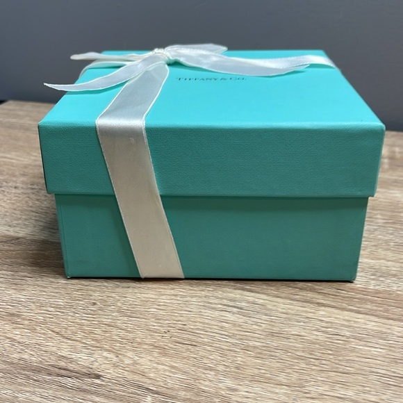 Tiffany & Co. Blue Box with White Ribbon - Picture 3 of 12